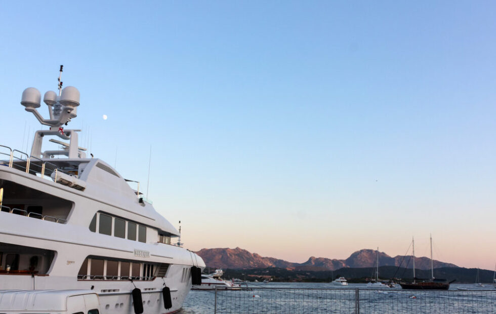 Immagine di un superyacht in metallo