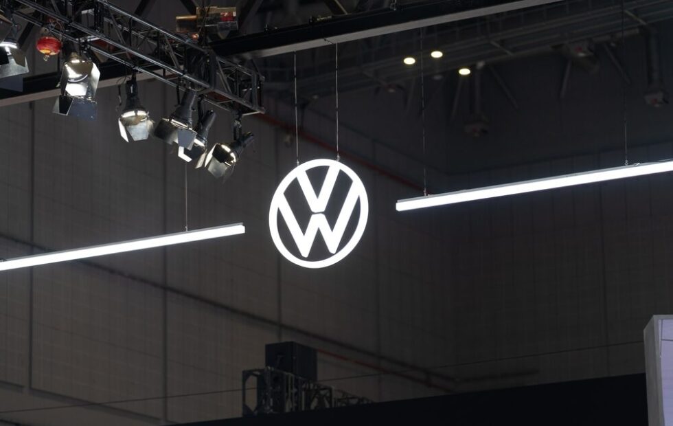 Logo Volkswagen su un'auto