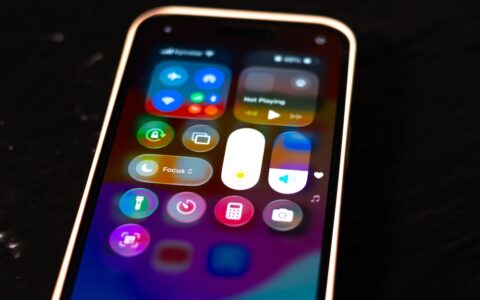 Logo Apple con dispositivi iOS