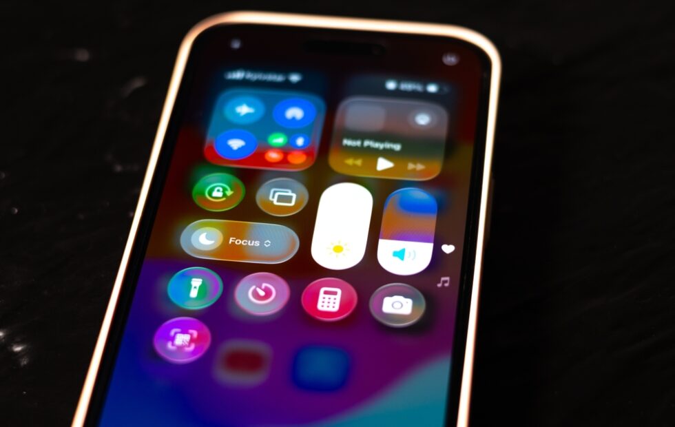Logo Apple con dispositivi iOS