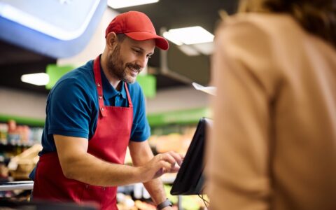 Immagine rappresentativa della tecnologia di verifica dell'età nei self-checkout