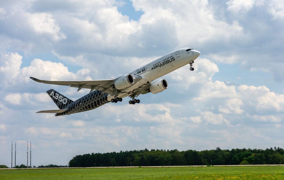 Airbus A350F in volo