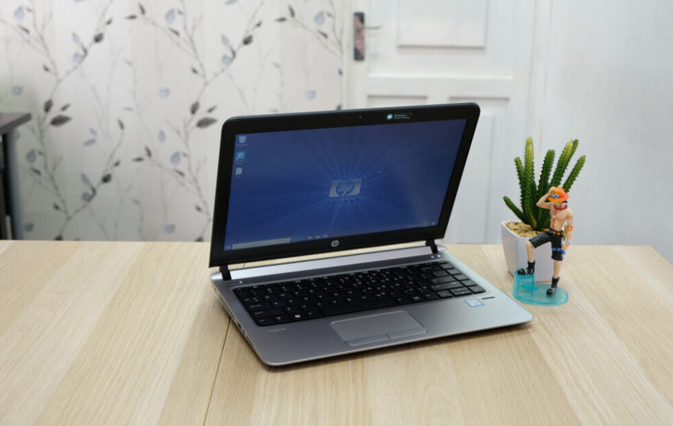 HP OmniDesk con finitura in legno scuro