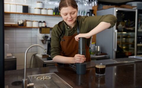 AeroPress Premium Walnut Brewer e macinacaffè manuale in noce