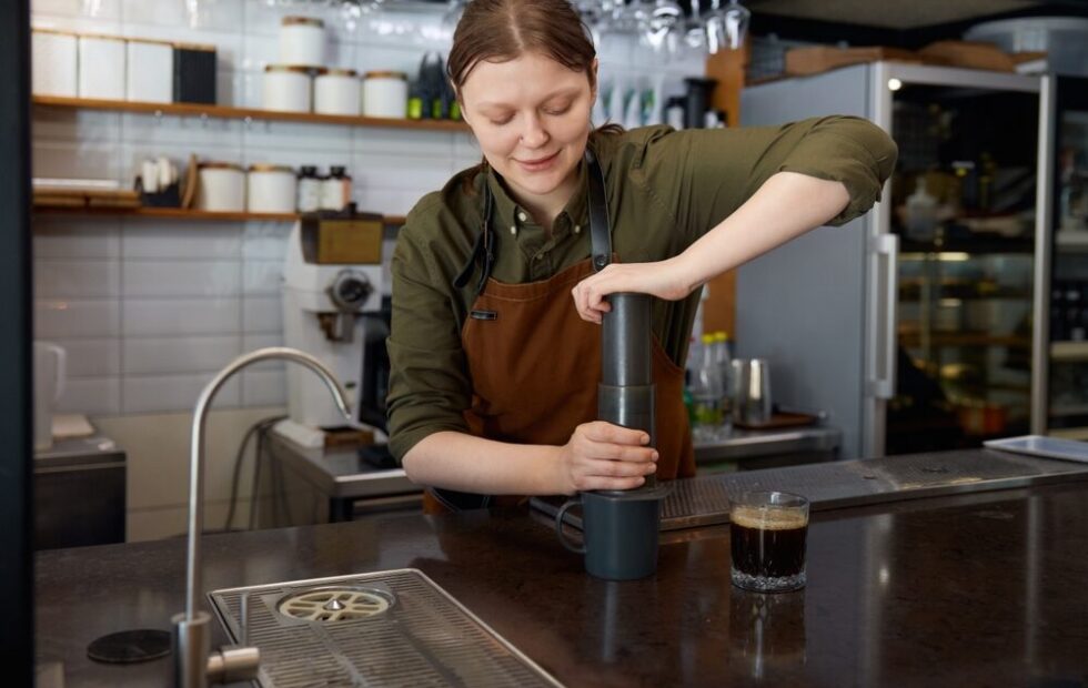 AeroPress Premium Walnut Brewer e macinacaffè manuale in noce